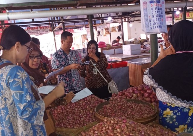Sejumlah petugas dari Dinas Perdagangan Kota Solo saat melakukan sidak di beberapa pasar tradisional pada Selasa (07/05/2019). (Agung Santoso)