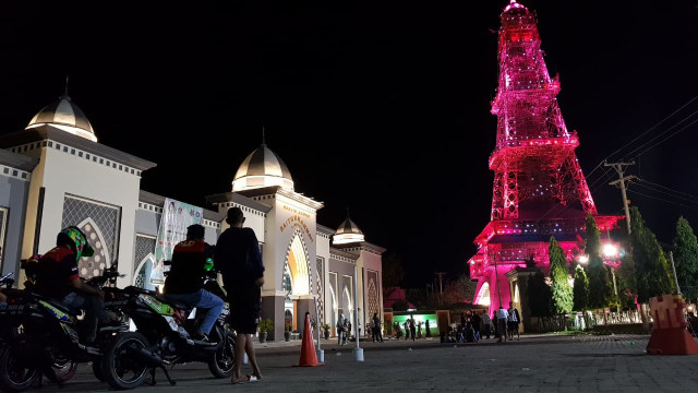 Kawasan Menara Pakaya Limboto setiap malam ramai di kunjungi warga. 7/5. (Foto:Burdu/banthayoid)
