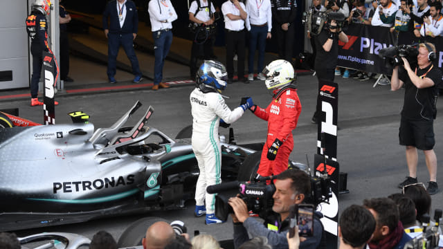 Pemenang GP Azerbaijan 2019, Valtteri Bottas, merayakan bersama Sebastian Vettel yang finis ketiga. Foto: Alexander NEMENOV/AFP