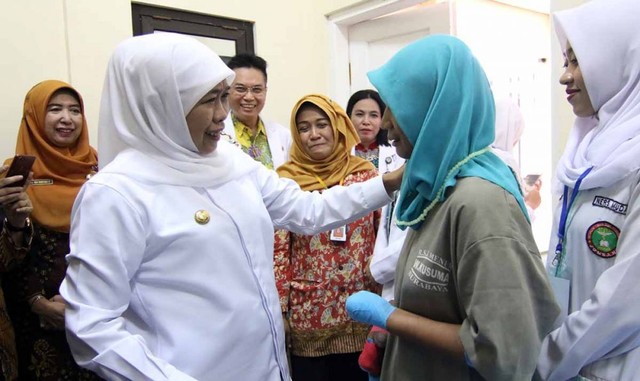 Gubernur Jatim Khofifah Indar Parawansa saat menjenguk Fitriana, gadis kanibal asal Kediri di RSJ Menur, Surabaya
