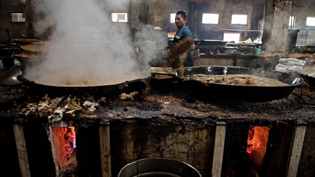 Pekerja memasak makanan ringan dengan gas di pusat pengolahan makanan ringan Klitik Irwan. Foto: Antara/M Agung Rajasa