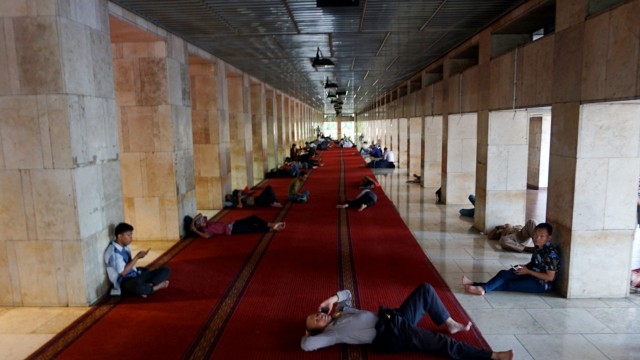 Masyarakat beristirahat di Masjid Istiqlal, Jakarta. Foto: Jamal Ramadhan/kumparan