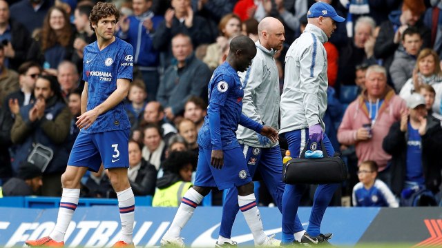 N'Golo Kante mengalami cedera saat Chelsea menghadapi Watford. Foto: Peter Nicholls/Reuters