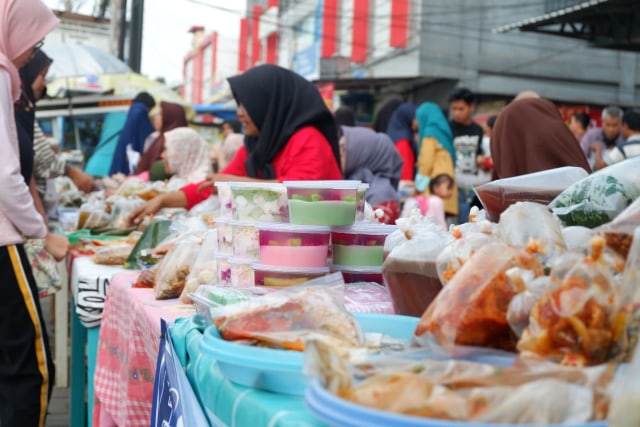 Suasana para penjual takjil di Jalan Zainal Abidin Pagar Alam, Gedung Meneng tepatnya di depan outlet Arei Kedaton, Selasa (7/5) | Foto : Obbie Fernando/Lampung Geh