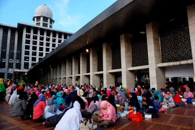 Suasana buka puasa bersama di Masjid Istiqlal, Jakarta Pusat. Foto: Jamal Ramadhan/kumparan
