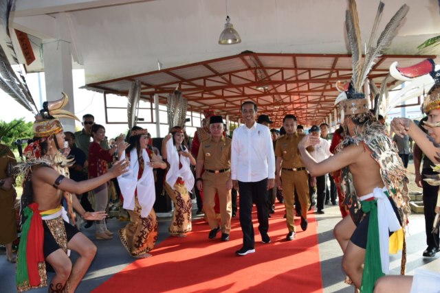 Presiden RI Joko Widodo disambut tarian adat Dayak saat tiba di Kalteng. (FOTO: Pemprov Kalteng)