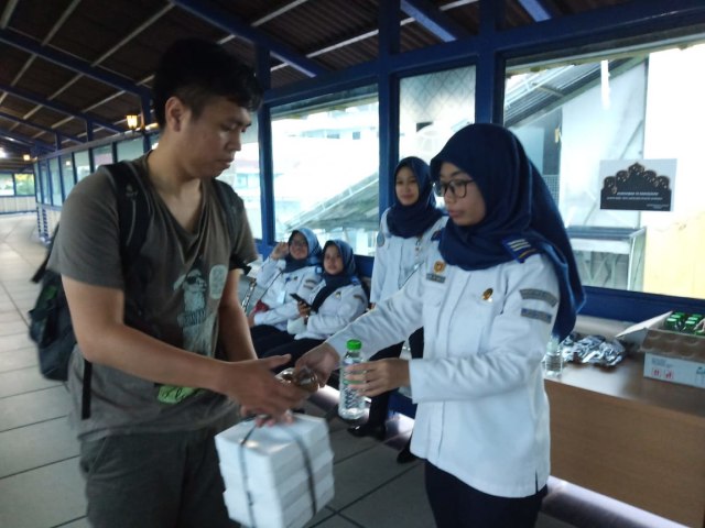 Petugas Terminal Tipe A Tirtonadi bagikan takjil gratis kepada warga, Selasa (07/05/2019). Agung Santoso