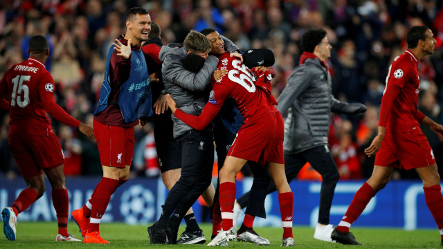 Kegembiraan pemain Liverpool usai menang dari Barcelona. Foto: REUTERS/Phil Noble