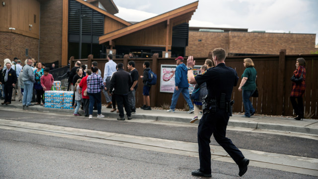 Polisi mengevakuasi masyarakat dari Pusat Rekreasi di Northridge, Highlands Ranch setelah penembakan di STEM School Highlands Ranch, Colorado, Selasa (7/5/2019). Foto: AFP/CHET STRANGE