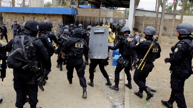 Petugas polisi memasuki penjara Pavon usai penembakan, Selasa (7/5). Foto: REUTERS/Danilo Ramirez