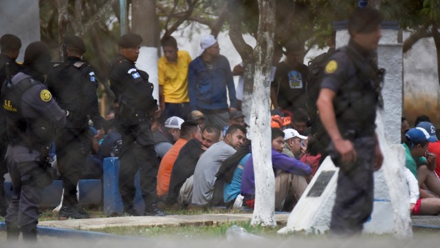 Pasukan keamanan Guatemala menahan narapidana kerusuahan di penjara keamanan maksimum Pavon di kota Fraijanes, Guatemala. Foto: AFP/JOHAN ORDONE