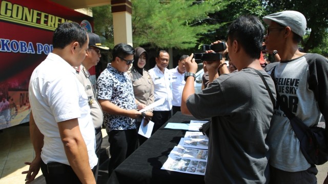 Pengungkapan kasus pesta tembakau gorila di vila di Puncak. Foto: Dok. Polres Bogor