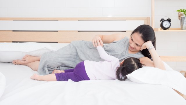 Ibu dan balita mengobrol. Foto: Shutterstock