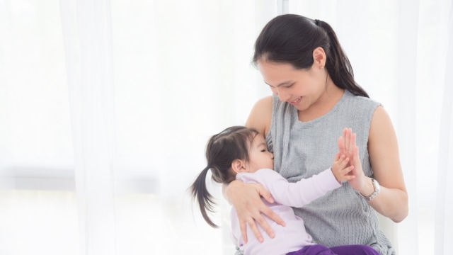 Ibu dan anak tetap dekat dalam proses menyapih Foto: Shutterstock