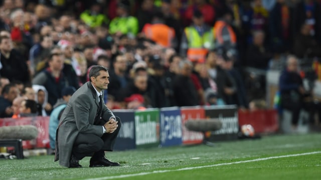 Valverde mendampingi Barcelona di laga melawan Liverpool. Foto: AFP/Paul Ellis