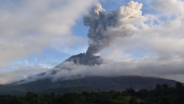 Gunung Sinabung menyemburkan material vulkanik saat erupsi, di Karo, Sumatera Utara, Selasa (7/5/2019). Foto: AFP/ANTO SEMBIRING