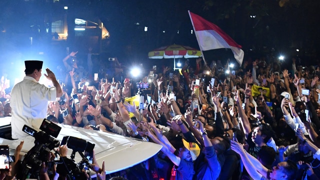 Calon Presiden nomor urut 02 Prabowo Subianto menyapa para pendukungnya saat meninggalkan kediaman Kertanegara di Jakarta Selatan, Rabu (17/4/2019). Foto: ANTARA FOTO/Sigid Kurniawan