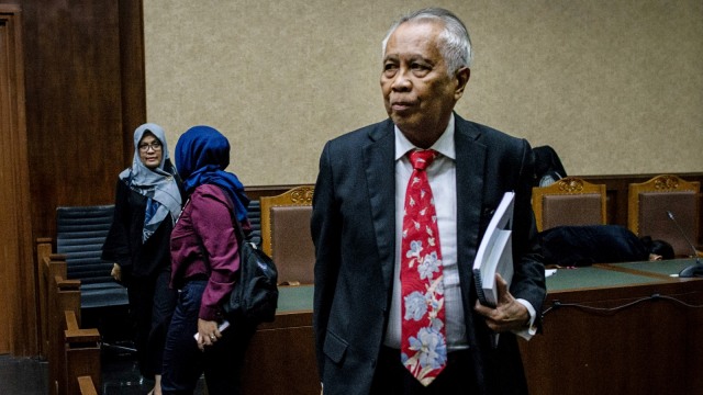 Ironi Novel, Dituduh Rekayasa dan Tekanan Kasus Lama Dibuka Lagi (122708)
