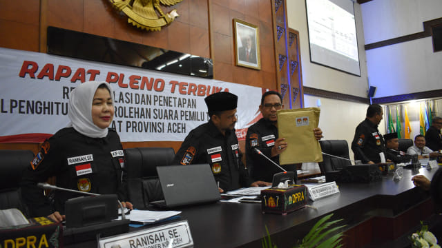Para komisioner KIP Aceh memimpin sidang pleno rekapitulasi dan penetapan hasil Pemilu 2019.