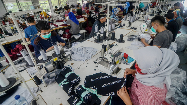 Pekerja menyelesaikan produksi baju di CV Lima Satria di Gedebage, Bandung. Foto: Antara/Raisan Al Farisi