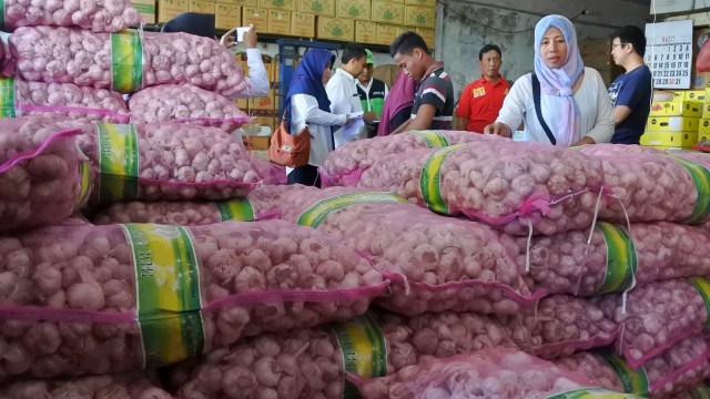 Tim Satgas Pangan melakukan sidak meninjau harga bawang putih di Pasar Tanjung Jember. Foto: Antara/Seno