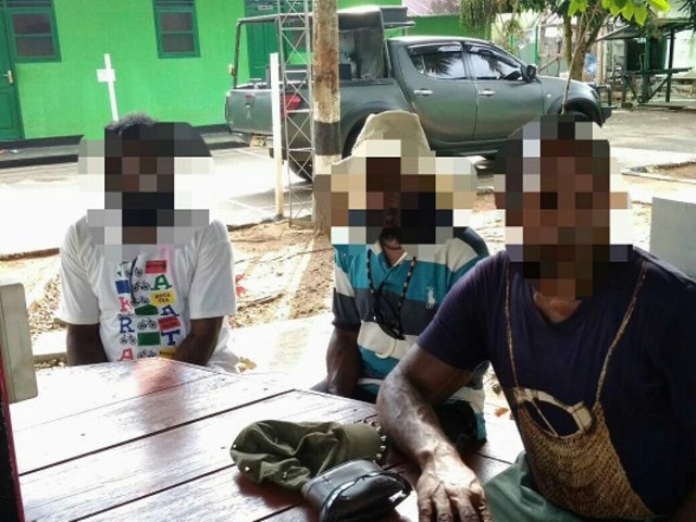 Tiga dari enam orang simpatisan kelompok bersenjata yang ditangkap usai upacara di Papua Nugini. (Dok: Satgas Pamtas Yonif PR 328/DGH)