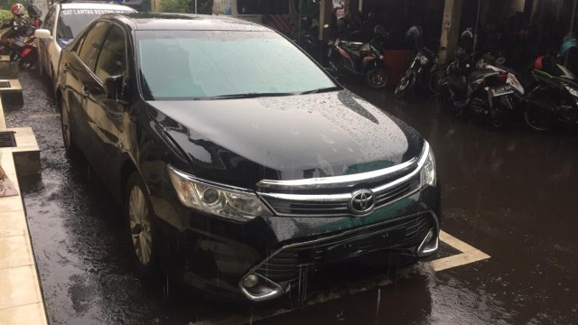 Mobil Camry yang menabrak pengendara motor dan pejalan kaki di Mampang, Jakarta Selatan Foto: Raga Iman/kumparan