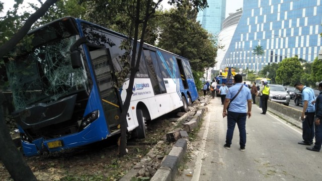 Bus Transjakarta tabrak pembatas jalan di Jalan S Parman, Jakarta Barat. Foto: Dok. Istimewa