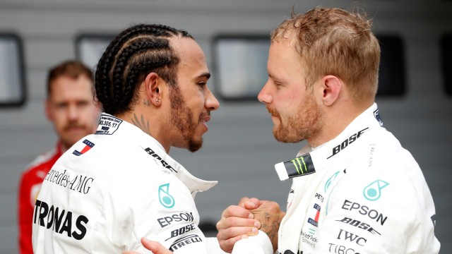 Lewis Hamilton dan Valtteri Bottas usai balapan GP China 2019. Foto: REUTERS/Aly Song