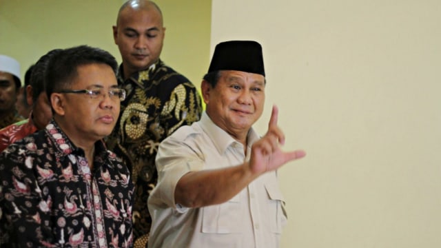 Calon presiden nomor urut 02, Prabowo Subianto bergegas meninggalkan DPP PKS sambil berikan salam dua jari. Foto: Faisal Rahman
