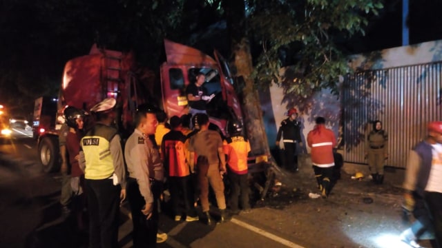 Kondisi truk pengangkut Bahan Bakar Minyak (BBM) yang menghantam pohon di kawasan Jalan Ki Mangun Sarkoro, Sumber, Banjarsari, pada Senin (6/5/2019) malam. (Agung Santoso)