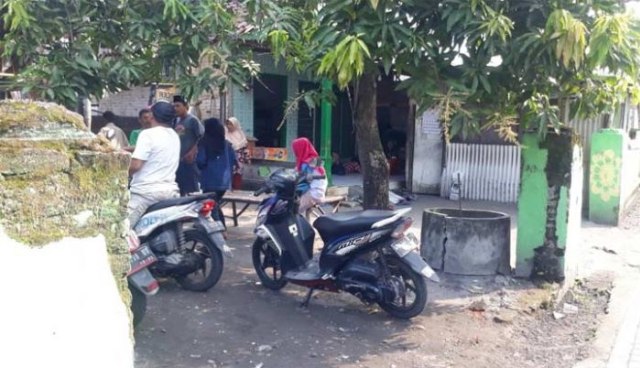 Suasana rumah korban.