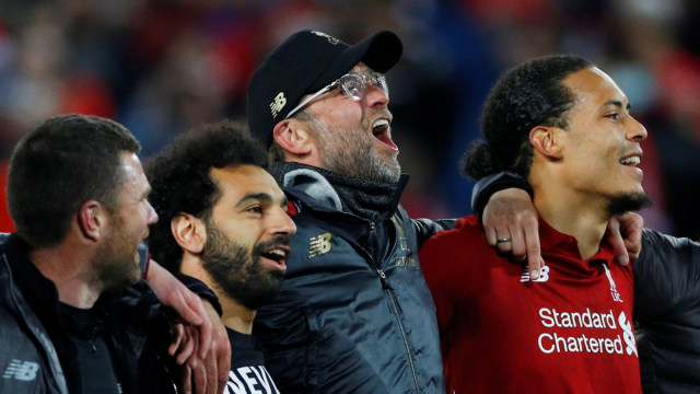 Suatu momen Juergen Klopp merayakan kemenangan Liverpool bersama Mo Salah dan Virgil van Dijk. Foto: Reuters/Phil Noble