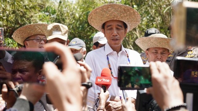 Presiden Jokowi berbicara kepada awak media saat meninjau lokasi salah satu lokasi calon Ibu Kota Negara. Foto: Dok. Biro Sekretariat Pers Presiden