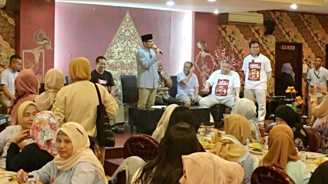 Sandiaga Uno buka puasa bersama para relawan di restoran Batik Kuring, di Kawasan SCBD, Jakarta. Foto: Andesta Herli Wijaya/kumparan