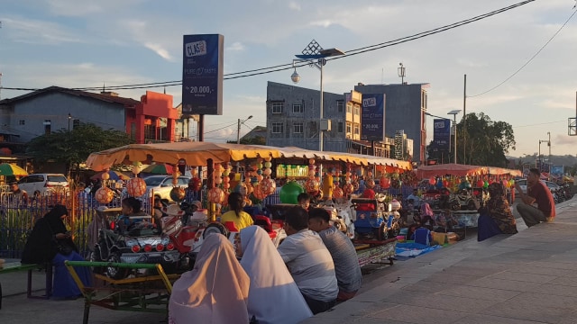 Anjungan Pantai Manakarra Lokasi Favorit Ngabuburit Warga