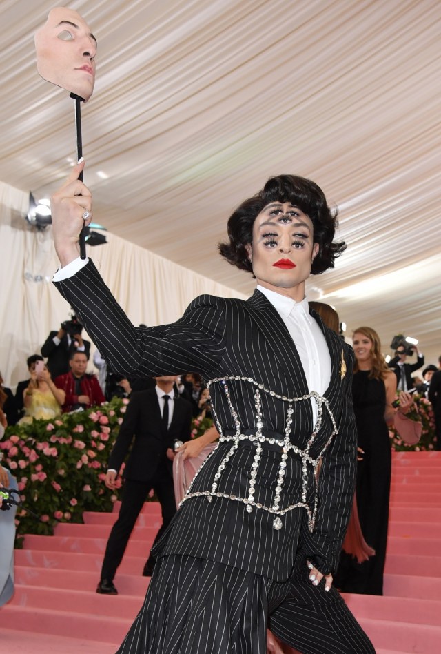 Ezra Miller di Met Gala 2019. Foto: AFP/Angela Weiss