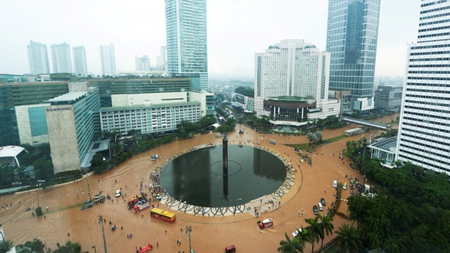 Banjir menggenangi Bundaran Hotel Indonesia, Jakarta Pusat pada 17 Januari 2013. Foto: AFP/Adek Berry