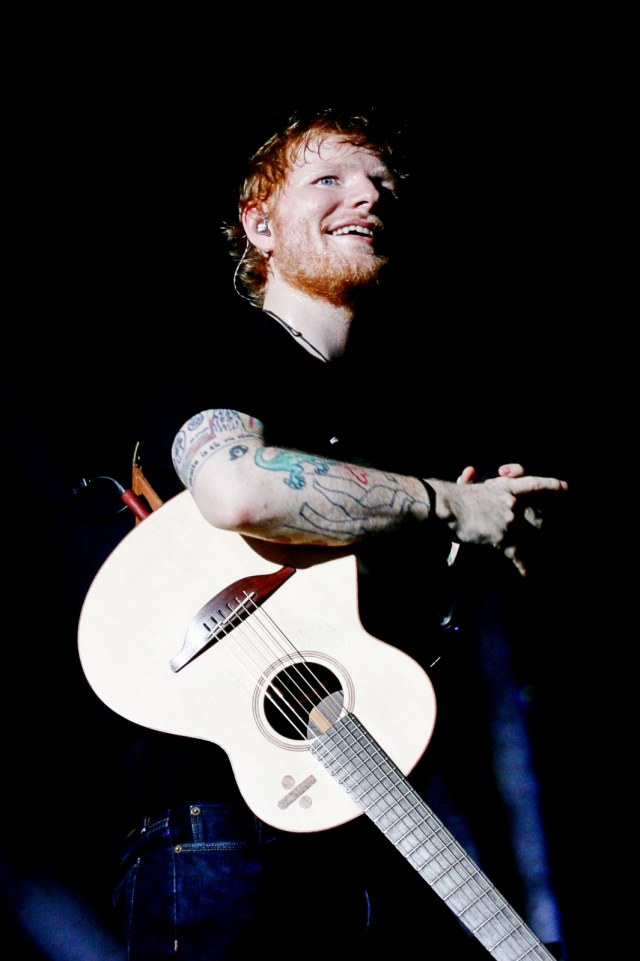 Penyanyi Ed Sheeran tampil menghibur penggemarnya saat konser di Stadion Gelora Bung Karno, Jakarta, Jumat (3/5). Foto: Antara/Rivan Awal Lingga