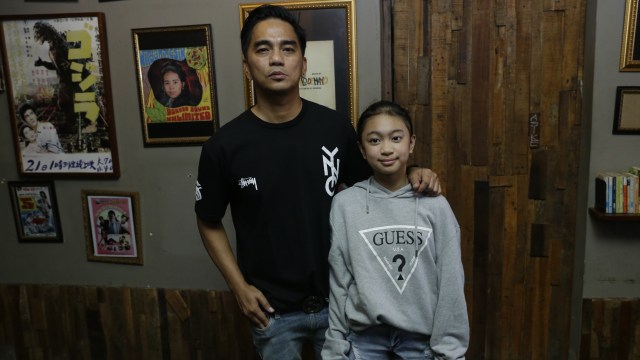 Gitaris band Ungu, Enda bersama anaknya Zara Leola saat ditemui wartawan seusai latihan jelang acara Lazada Ramadhan di studio Rossi Jakarta, Rabu, (8/5). Foto: Ronny