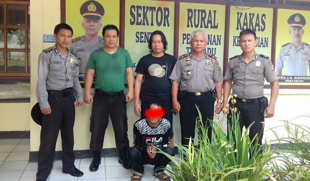 Tersangka pencabulan Balita,, LK alias Lod (jongkok) berada di Polsek Kakas, Minahasa, Sulawesi Utara