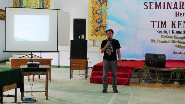 Founder kendarinesiaid saat berikan materi pada seminar jurnalistik di Gontor 7, Foto: Dok. kendarinesiaid