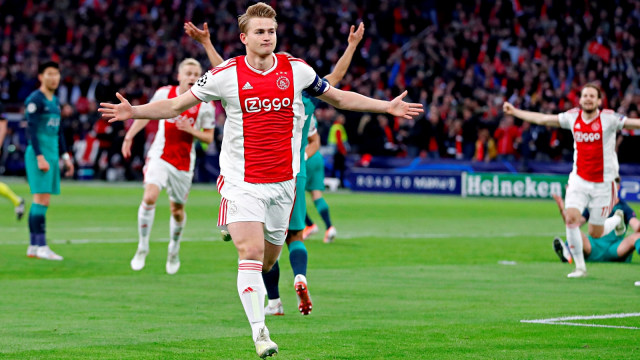 Pemain Ajax Matthijs de Ligt melakukan selebrasi saat mencetak gol pertama. Foto: Reuters/Matthew Childs