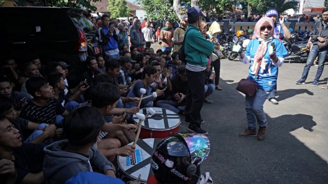 Para pendukung Persibara Banjarnegara meyorakkan nyanyian dalam aksi Brantas Mafia Bola di halaman PN Banjarnegara, Jawa Tengah, Kamis (9/5). Foto: Iqbal Firdaus/kumparan