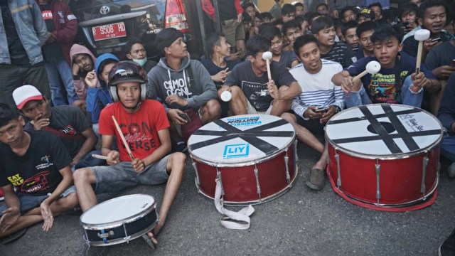 Para pendukung Persibara Banjarnegara memainkan alat musik drum saat berunjuk rasa. Foto: Iqbal Firdaus/kumparan