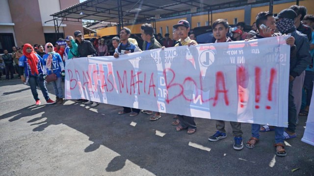 Para pendukung Persibara Banjarnegara membawa spanduk bertuliskan 'Brantas Mafia Bola'. Foto: Iqbal Firdaus/kumparan