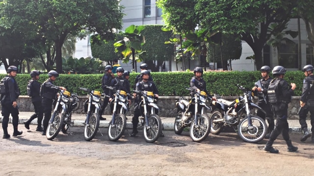 Polisi bersiap untuk mengamankan rapat pleno di Hotel Bidakara. Foto: Darin Atiandina/kumparan
