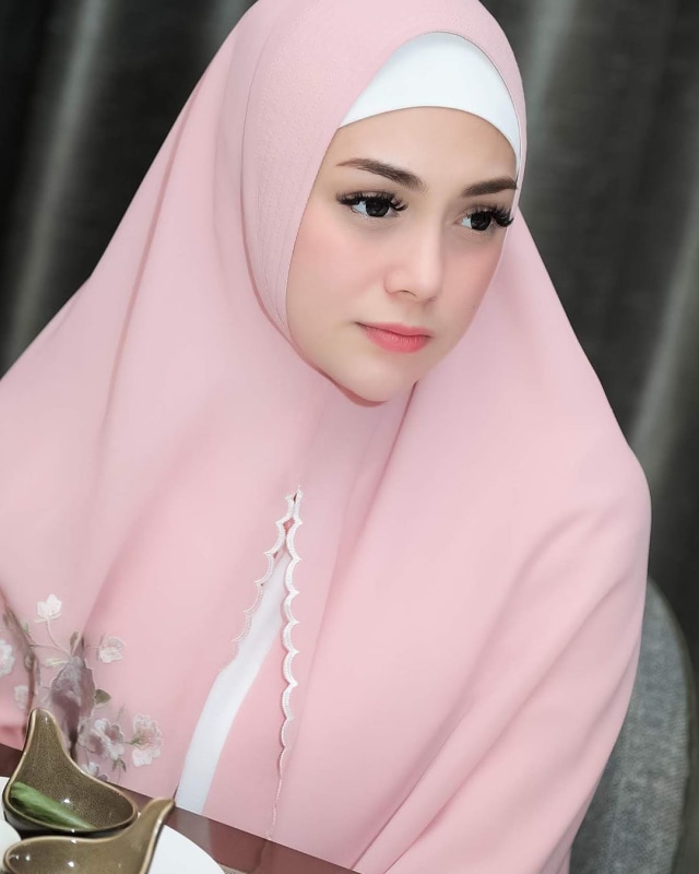 Celine Evangelista Dipuji Stefan William Saat Pakai Hijab (37103)