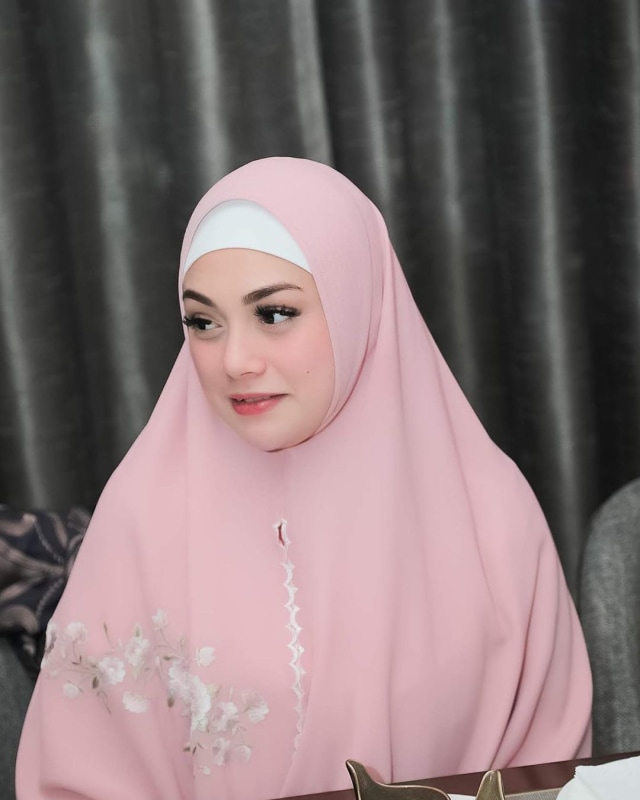 Foto: Celine Evangelista dalam Balutan Hijab Syar'i (26046)