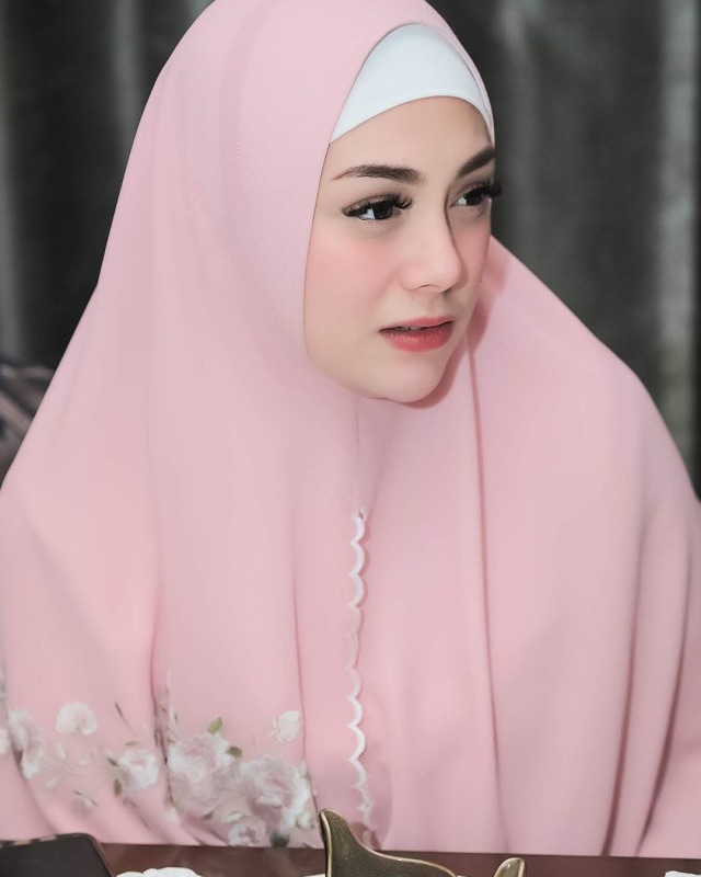 Foto: Celine Evangelista dalam Balutan Hijab Syar'i (26045)